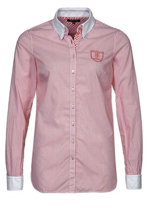 Rød- og hvidstribet skjorte med lange ærmer, knapper foran samt hvid krave og manchetter, med et lille broderet emblem på brystet.