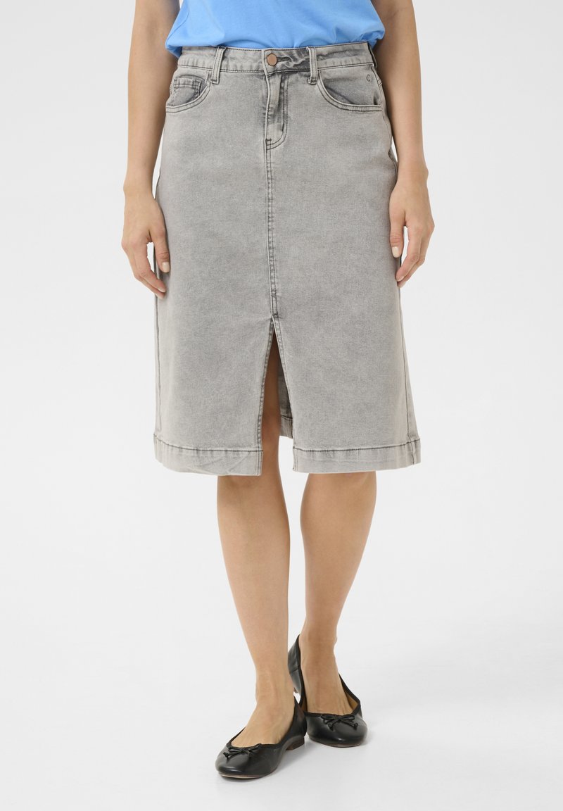 Siva denim midi krilo z razporkom spredaj, petimi žepi, kontrastnim šivanjem in robom, ki sega pod koleno.