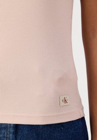 Calvin Klein Jeans LABEL FITTED TEE - Basic póló - peach whip