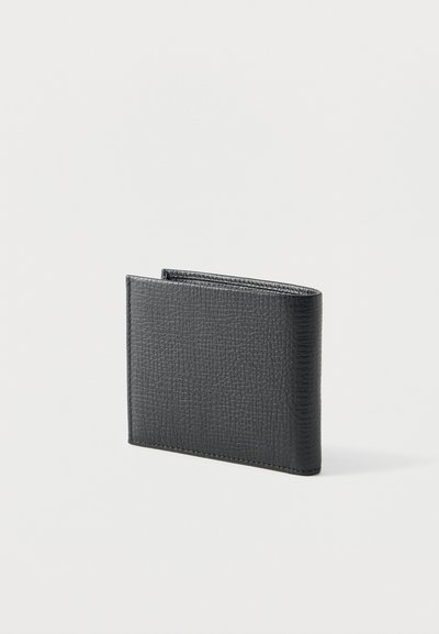 Portefeuille bifold en cuir texturé noir, debout sur un fond blanc.