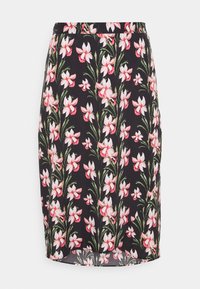 Saia preta floral com padr�ões de flores rosa e brancas, feita de tecido leve, com um formato ajustado e uma barra ligeiramente curva.