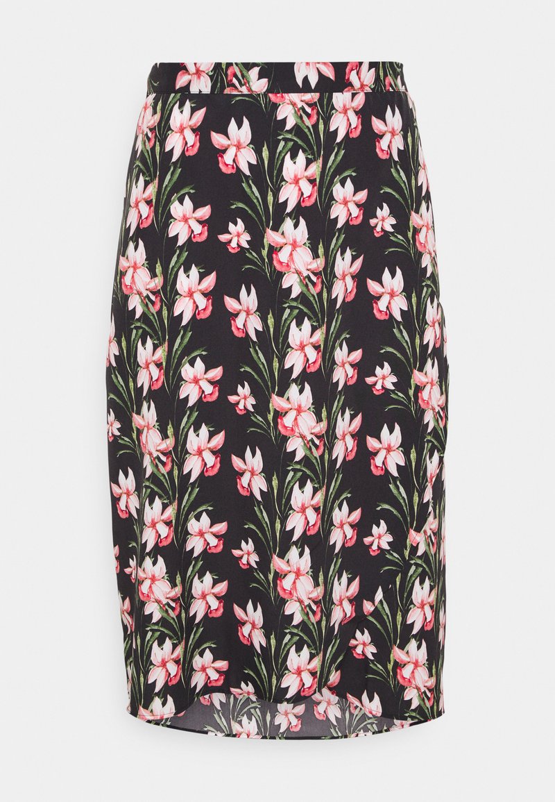 Saia preta floral com padrões de flores rosa e brancas, feita de tecido leve, com um formato ajustado e uma barra ligeiramente curva.