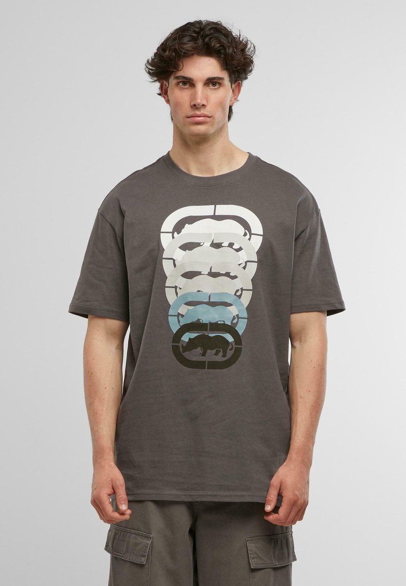 Grå kortærmet t-shirt med et flerlaget grafisk design af dyr i forskellige nuancer, med en afslappet pasform og blød tekstur.