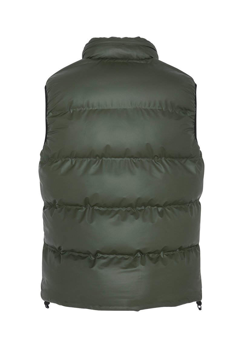 Chaleco acolchado verde oliva con cuello alto, costuras horizontales y una textura suave. Presenta cremalleras laterales en el dobladillo.