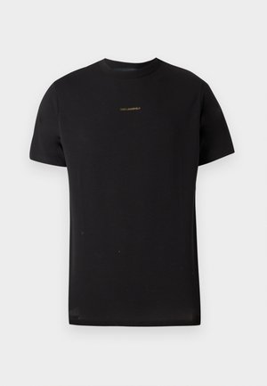 Čierne tričko s krátkym rukávom vyrobené z bavlny s okrúhlym výstrihom, na prednej strane s malým zlatým logom v strede. Hladká textúra.