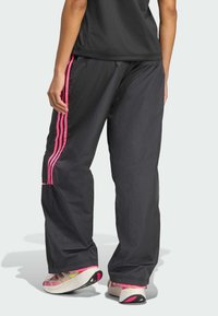 adidas Originals TEAMGEIST  - Träningsbyxor - black   semi lucid fuchsia