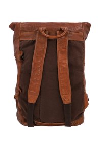 Sac à dos en toile marron et cuir avec un design à rabat, des bretelles en cuir, des poches latérales et des accents texturés.