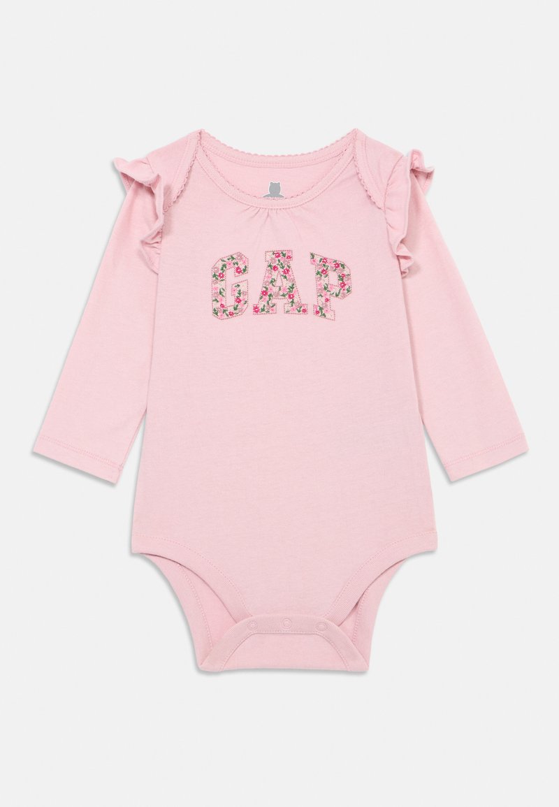 Růžové dětské body s dlouhými rukávy, na ramenech s volány a s květinovým logem "GAP" na přední straně, se zapínáním na druky ve spodní části.