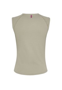 Top de punto beige sin mangas con canalé, con una pequeña etiqueta púrpura "DEHA" en el centro superior de la espalda, vista trasera.