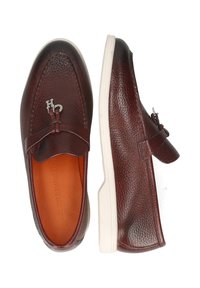 Burgundowe skórzane mokasyny o teksturowanym wykończeniu, z boczną elastyczną taśmą i srebrnym akcentem logo. Biała gumowa podeszwa z lekkim podniesieniem.