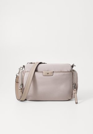 Borsa a tracolla beige con tasca frontale, tracolla regolabile e dettagli con cerniera sui lati su sfondo bianco semplice.