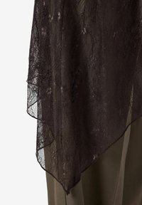 Mustast pitsist pealisriie voolava mustriga, mille servades on lillemustrid. Aluseks on oliivroheline kangas.