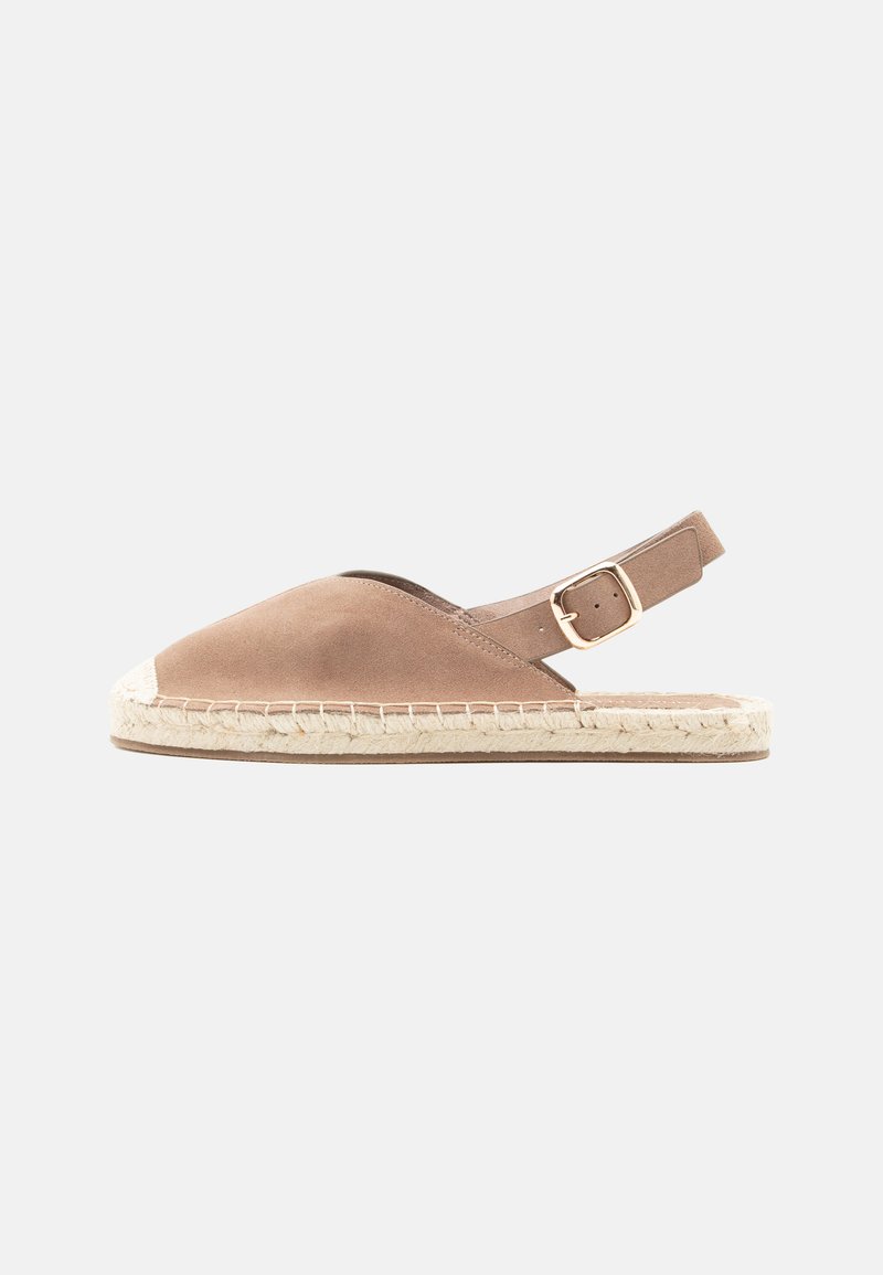 Μπεζ σουέντ σανδάλι εσπαντρίγια με κλειστή μύτη, λουράκι στον αστράγαλο με χρυσό αγκράφα και πλεκτή σόλα από τζούτ σε απλό φωτεινό φόντο.