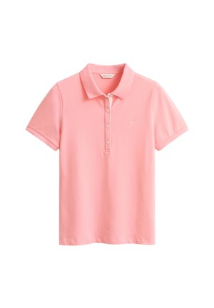 Polo à manches courtes rose clair avec patte de boutonnage et col, arborant un logo de marque subtil sur la poitrine.