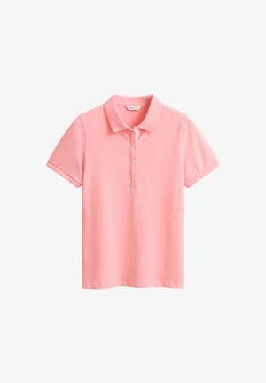 Polo à manches courtes rose clair avec patte de boutonnage et col, arborant un logo de marque subtil sur la poitrine.
