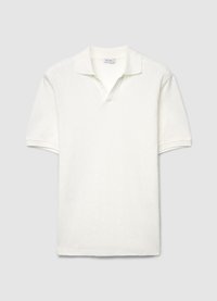 Polo à manches courtes blanc, avec un tissu texturé à motif en losange et un col contrastant agrémenté d'une patte de boutonnage à trois boutons.
