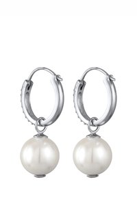 Silberne Creolen mit einem glatten, weißen Perlenanhänger. Die Creolen haben eine polierte Oberfläche mit kleinen geriffelten Akzenten.