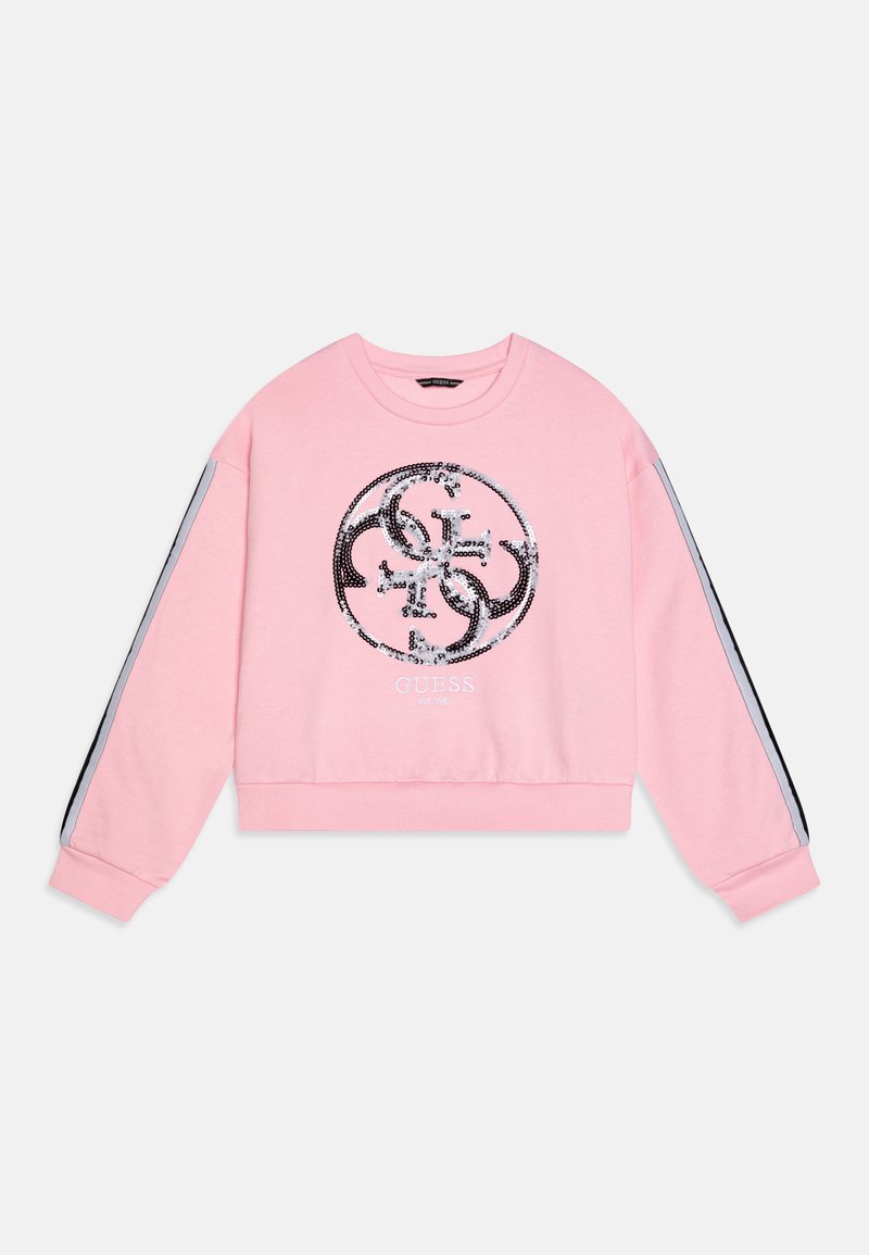 Sweatshirt court rose avec un design pailleté comportant un logo circulaire et le texte "GUESS". Accents rayés noirs et gris sur les manches.