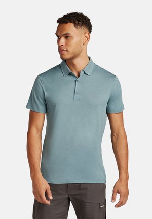 Herren Poloshirt in Hellblau, kurzärmelig, mit Kragen, aus glattem Stoff mit feiner Textur, mit zwei vorderen Knöpfen.