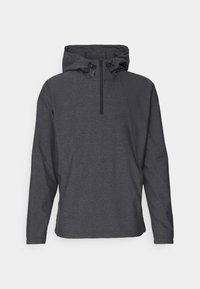 Lehká, tmavě šedá mikina s kapucí, čtvrtinovým zipem vpředu, raglánovými rukávy a nastavitelnými šňůrkami v kapuci.