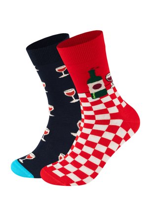 Sokken met een marineblauw ontwerp met wijnglazen en een rood geruit patroon met een wijnfles, gemaakt van zachte stof, met contrasterende kleur van de tenen.