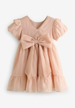 Robe rose pâle avec des manches bouffantes courtes, décolleté en V, boutons sur le devant et un grand nœud à la taille. Elle présente une jupe à volants se terminant par des fronces.