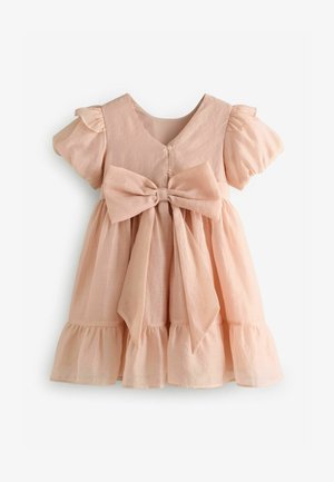 Heled roosa kleit lühikeste puffvarrukatega, V-kaelusega, eesnupudega ja suure sõlmiga vööl. Omab kihilisi seelikuid, mis lõppevad rullides.