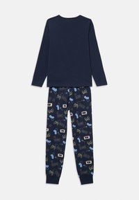 Granatowa bluzka z długim rękawem z dopasowanymi spodniami, ozdobiona wzorem z kontrolerami do gier, klawiaturami i konsolami przenośnymi.