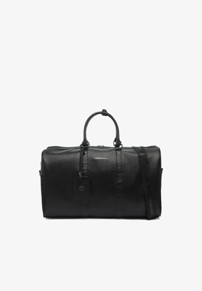 Sac de voyage en cuir noir avec doubles poignées, bandoulière détachable et étiquette à bagages, sur fond blanc uni.