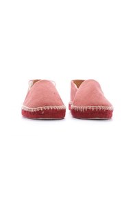 Espadrillas in felt rosa chiaro, con una suola in juta rossa testurizzata e cuciture bianche attorno al bordo superiore. Design slip-on, stile minimalista.