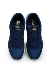 Scarpe da ginnastica blu navy con tomaia in suède e tessuto, lacci piatti e suola bianca. Le etichette riportano la dicitura "LE RAGAZZE CORRONO PIÙ VELOCE" e i dettagli del logo sono visibili.