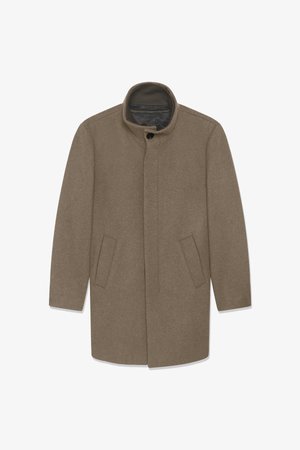 Pruun villane mantel kõrge kraega, ees nööpidega kinnituv ja kahe küljetaskuga. Tekstuur on sile ja peene mustriga.