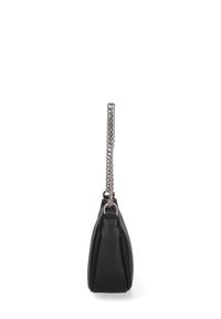 Borsa a tracolla in pelle nera con superficie texturizzata, forma angolare e tracolla in catena argentata. Presenta una cerniera laterale e dettagli minimi.