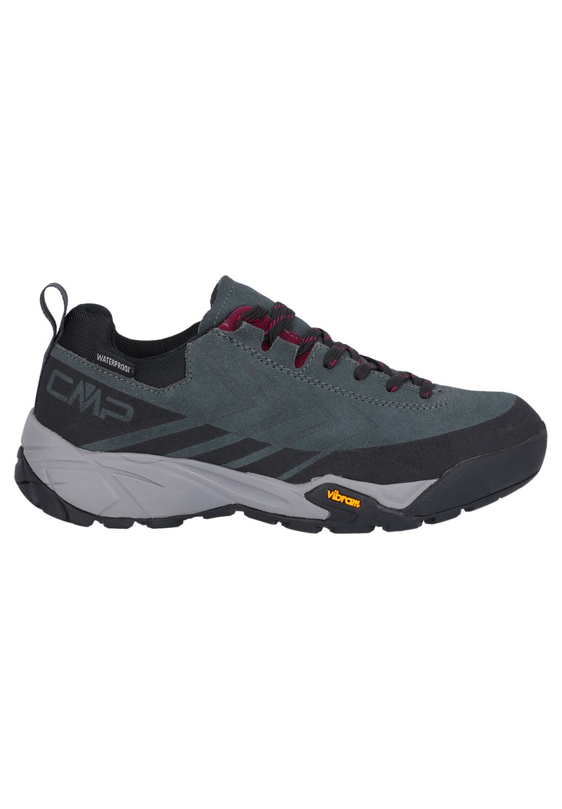 Wodoodporne buty trekkingowe w ciemnoszarym zamszu z czerwonymi akcentami, z podeszwą Vibram, teksturowanym wykończeniem i kontrastującą czarną gumową osłoną palców.