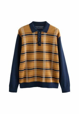 Stickad polo-tröja med senapsfärgad kropp och marinblå ärmar. Har horisontella ränder i marinblått och vitt, treknappsslutning samt en mjuk textur.