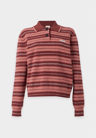Pull en maille à manches longues avec des rayures horizontales en rouge foncé, rose et blanc, avec un col côtelé et deux boutons foncés.