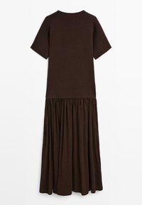 Braunes Kleid mit einem taillierten Oberteil und kurzen Ärmeln sowie einem fließenden, gerafften Rock. Weicher Stoff mit glatter Textur und vollem Schnitt.