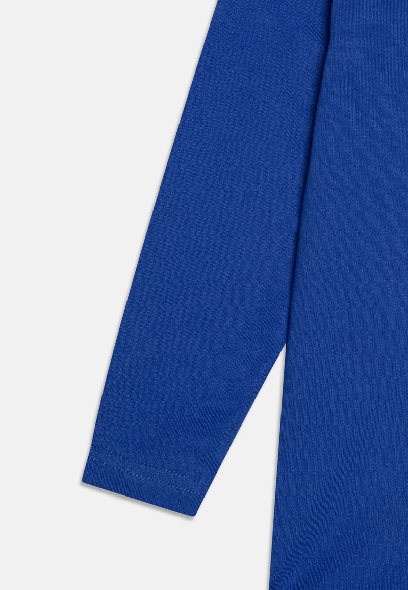 Chemise à manches longues en coton bleu vif, avec une texture lisse et des poignets standards à ourlets cousus. Design simple et dépouillé.