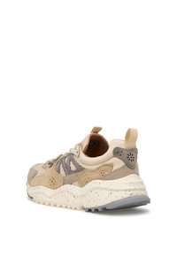 Sneaker sportive caratterizzate da un mix di suede e pelle beige e grigia, con una suola intermedia bianca maculata e un collo imbottito per il comfort.