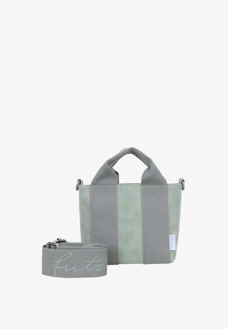 Pequeño bolso gris hecho de material texturizado, con dos asas resistentes y una correa desmontable. Incluye un logotipo en la correa.