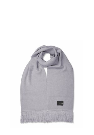 Sciarpa grigia chiaro lavorata a maglia con estremità frangiate e una piccola etichetta rettangolare nera con la scritta "FALKE" vicino a un bordo.