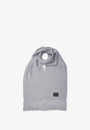 Sciarpa grigia chiaro lavorata a maglia con estremità frangiate e una piccola etichetta rettangolare nera con la scritta "FALKE" vicino a un bordo.