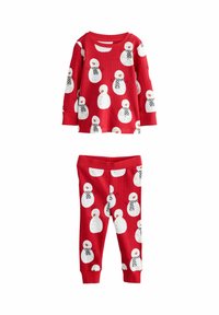 Punaiset ribbikuvioiset pyjamat, joissa on valkoisia lumiukkoja, joilla on oranssit nenät ja mustat huivit. Settiin kuuluu pitkähiuksinen paita ja yhteensopivat housut.