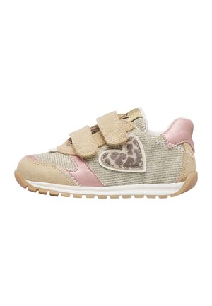 Scarpa da ginnastica beige e rosa per bambini con due strisce beige in velcro e una toppa a forma di cuore sul lato, con suola texturizzata per una migliore aderenza.