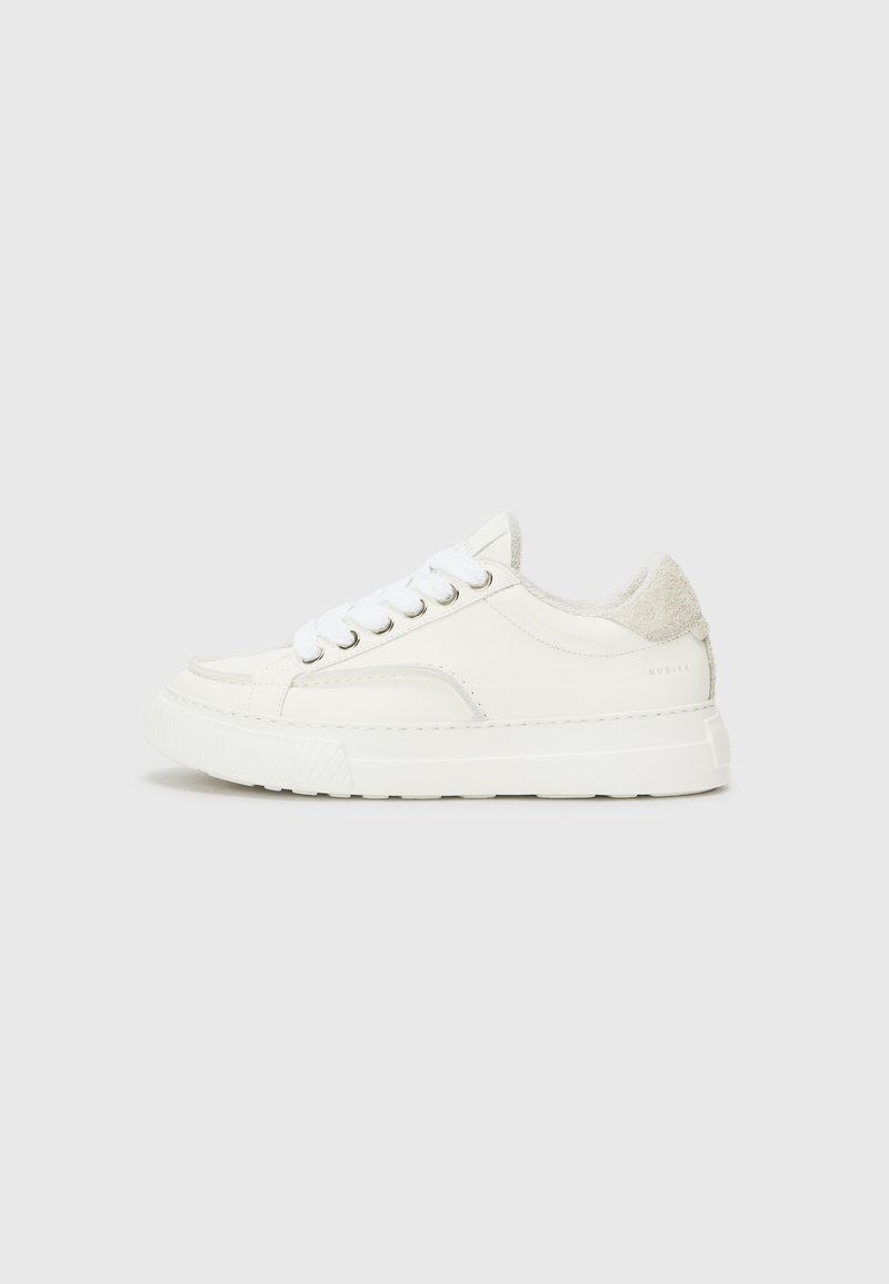 Baskets blanches en cuir et daim, avec un bout rond, un laçage à l'avant, une semelle en caoutchouc épaisse et de subtils détails de couture.