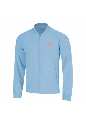 Hellblaue Jacke mit Reißverschluss, geripptem Kragen und Bündchen, kleinem roten rundem Logo auf der linken Brust und Reißverschlusstasche an der rechten Seite.