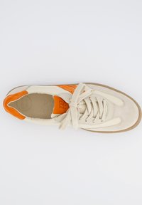 Sneaker in suede e pelle beige con accenti arancioni, punta tonda e suola in gomma marrone chiaro. Presenta un design con lacci e dettagli testurizzati.