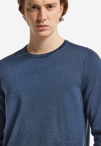 Mörkblå långärmad t-shirt med rund halsringning, tillverkad av ett slätt, texturerat tyg med subtila färgvariationer och minimal sömnadsdetalj.