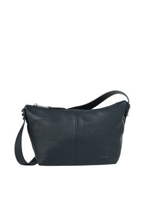 Čierna textúrovaná kožená kabelka na rameno s zaobleným vrchom, zapínaním na zips a nastaviteľným remienkom, s jemným logom značky na prednej strane.