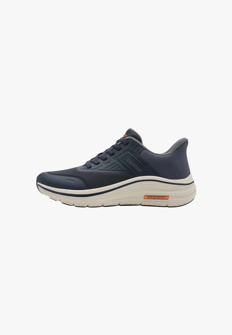 Chaussures de sport bleu foncé avec une tige en mesh, un col rembourré, une semelle flexible et une semelle intermédiaire beige contrastante avec des accents orange.